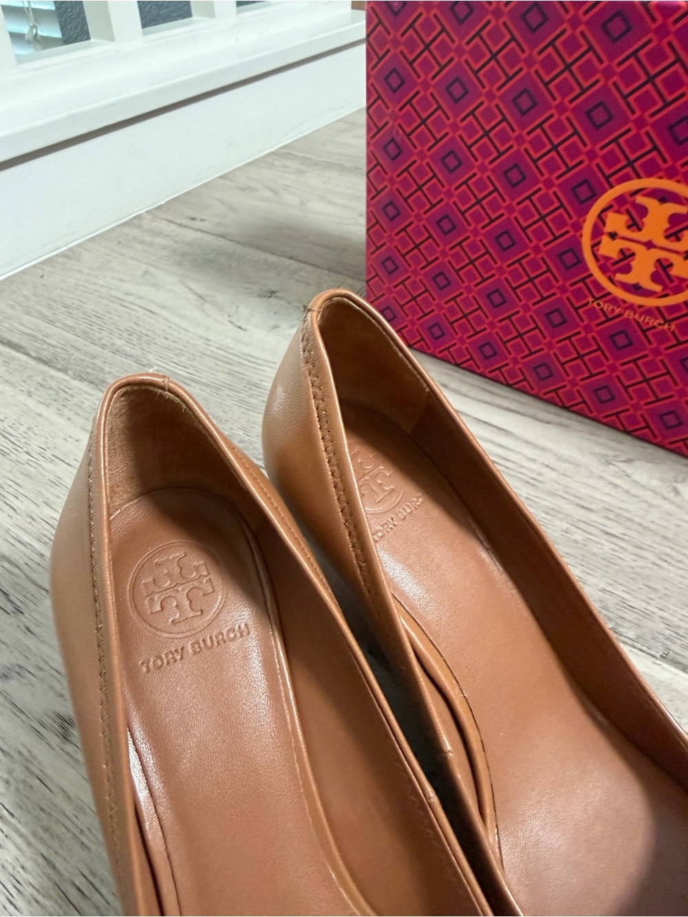 Tory Burch Laura 85 mm Royal Tan Open-Toe wedge Heels with Gold Logo 6.5 - Picture 12 of 13